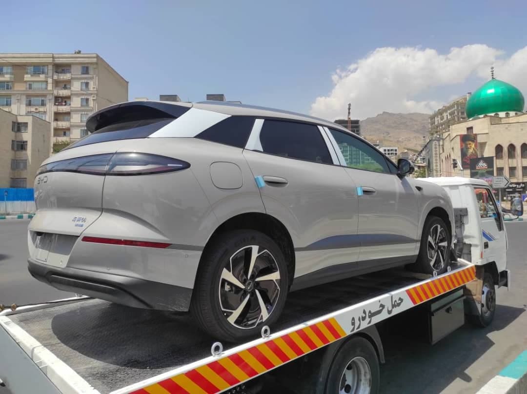 شاسی‌بلند برقی BYD با روکش محافظ کارخانه روی کفی خودروبر سیروان